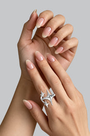 Bague Étoile Céleste Argent — vue portée sur fond gris