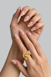 Bague Étoile Céleste Doré — vue portée sur fond gris