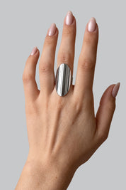 Bague Géométrique Hip-Hop Argenté — vue portée sur fond gris