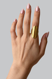 Bague Géométrique Hip-Hop Doré — vue portée sur fond gris