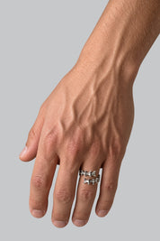 Bague Gothique Zircon — vue portée sur fond gris