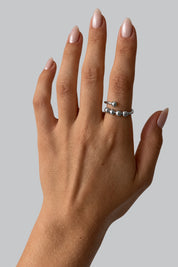 Bague Spinner Anxiété Argenté — vue portée sur fond gris