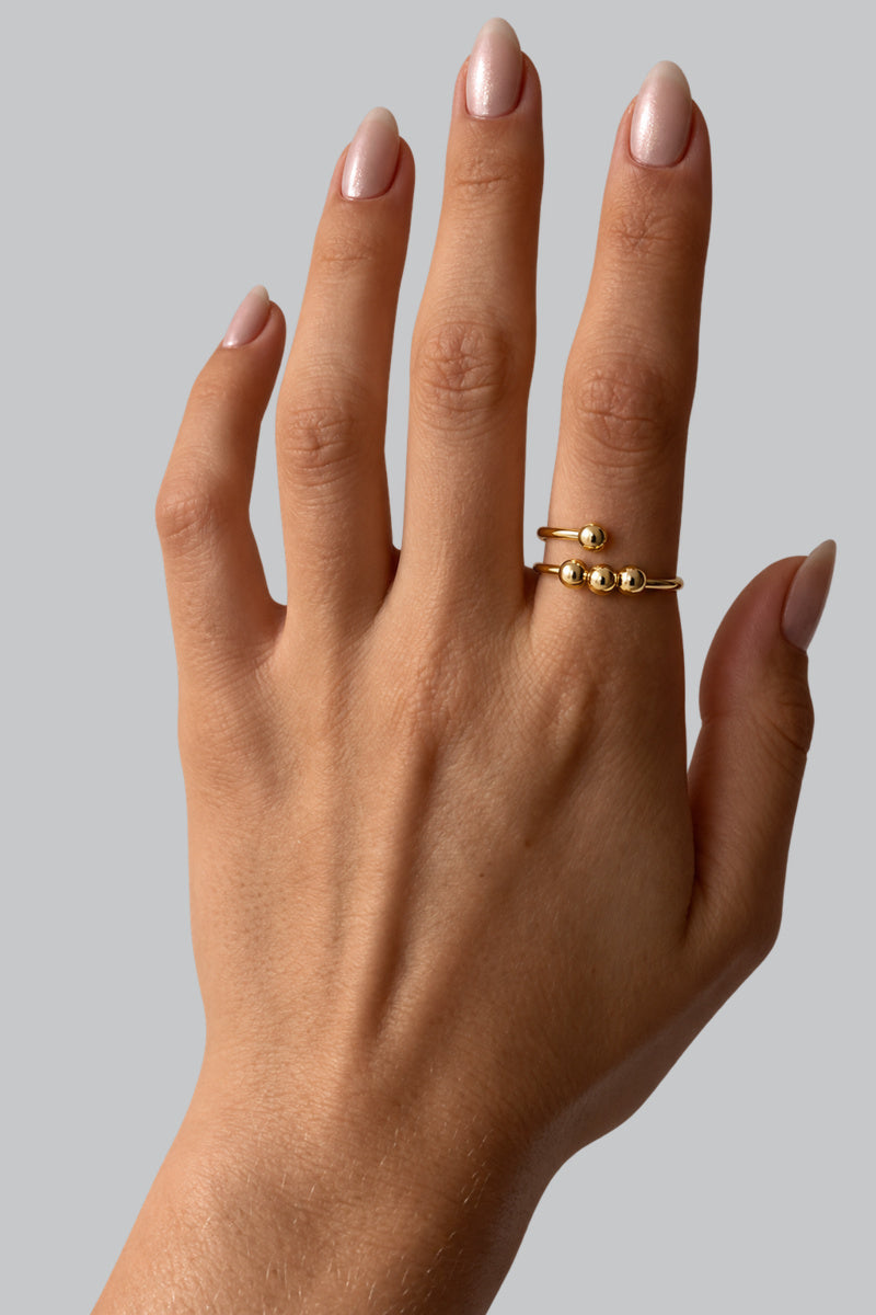 Bague Spinner Anxiété Doré — vue portée sur fond gris
