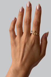 Bague Spinner Anxiété Doré — vue portée sur fond gris