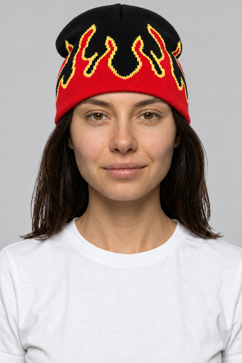 Bonnet Y2K 'Flammes Rouges' — porté de face par notre modèle femme
