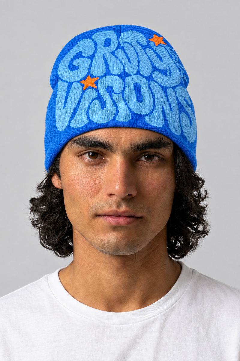 Bonnet Y2K 'Groovy Visions' bleu et orange — porté de face par notre modèle homme