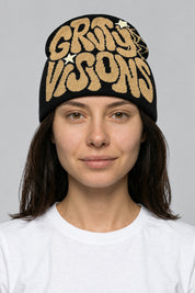 Bonnet Y2K 'Groovy Visions' noir et beige — porté de face par notre modèle femme