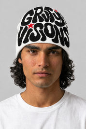 Bonnet Y2K 'Groovy Visions' noir et blanc — porté de face par notre modèle homme