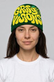 Bonnet Y2K 'Groovy Visions' vert et jaune — porté de face par notre modèle femme