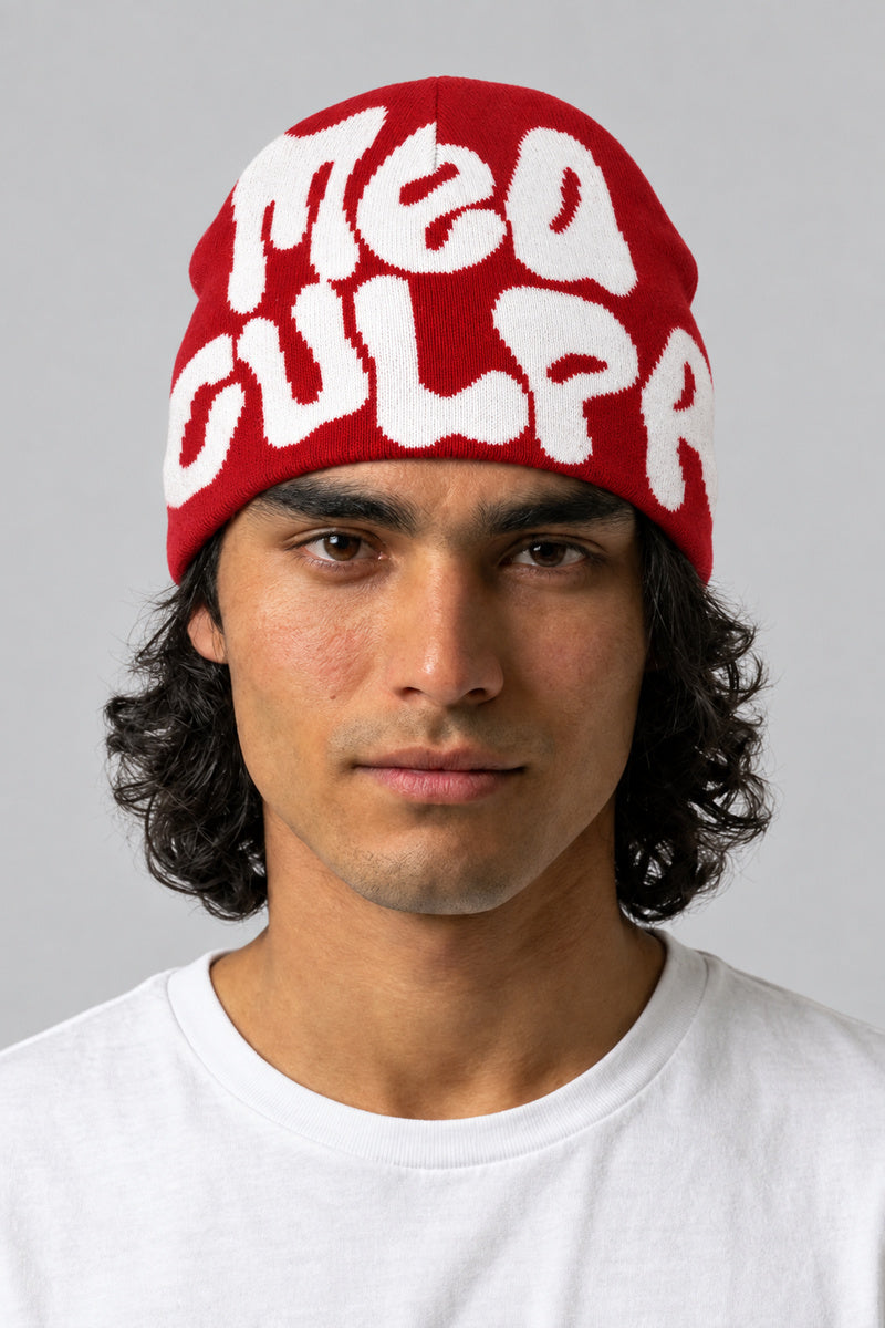 Bonnet Y2K 'Mea Culpa' rouge et blanc — porté de face par notre modèle homme