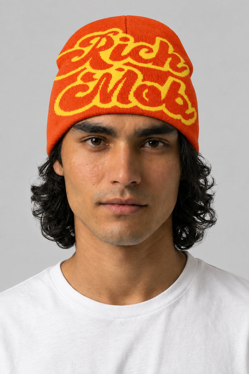 Bonnet Y2K 'Rich Mob' orange — porté de face par notre modèle homme