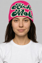 Bonnet Y2K 'Rich Mob' rose — porté de face par notre modèle femme