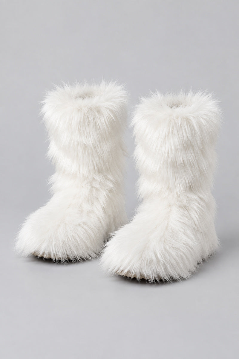 Bottes en moumoute blanches, paire seule sur fond studio gris clair.