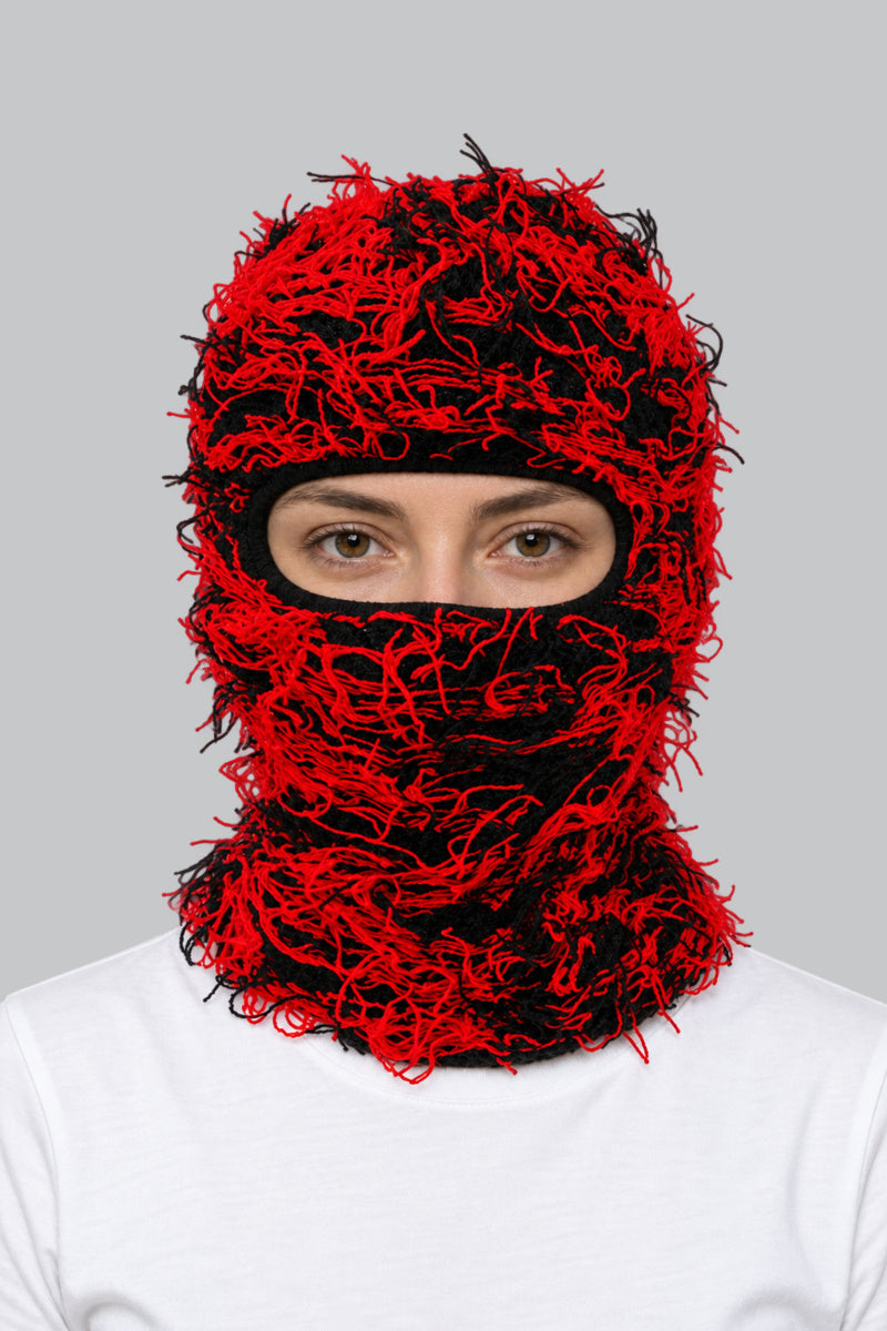 Cagoule Tricotée Camouflage Noir Rouge — portée par notre modèle femme sur fond gris studio