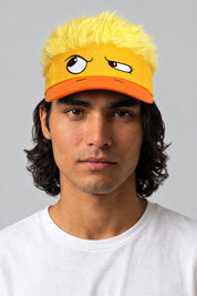 Casquette canard, vue portée, fond studio gris clair.