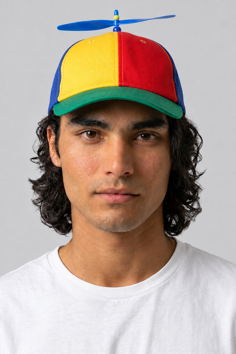 Casquette hélice, vue portée, fond studio gris clair.
