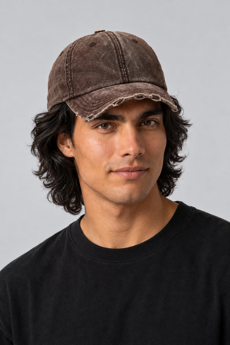 Casquette Denim Earth Tone — portée par notre modèle homme sur fond gris studio