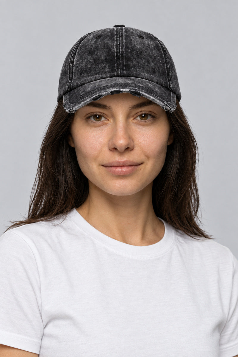 Casquette Denim Gothique — portée par notre modèle femme sur fond gris studio