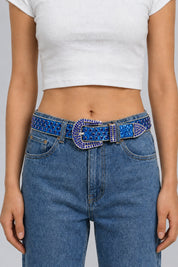 Ceinture Bleue Y2K Rétro — portée à la taille sur fond gris studio