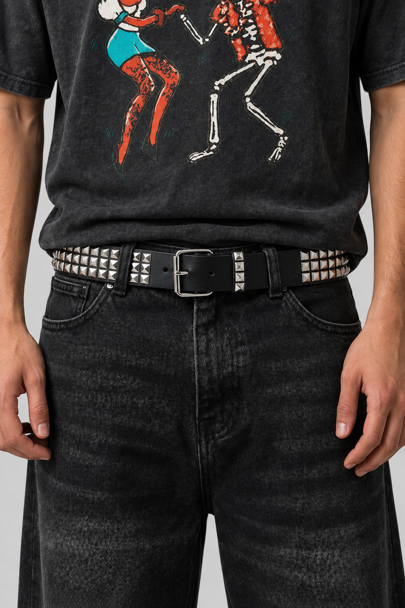 Ceinture Cloutée Punk — portée à la taille sur fond gris studio