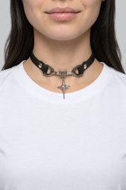 Collier Choker Punk — vue portée sur fond gris