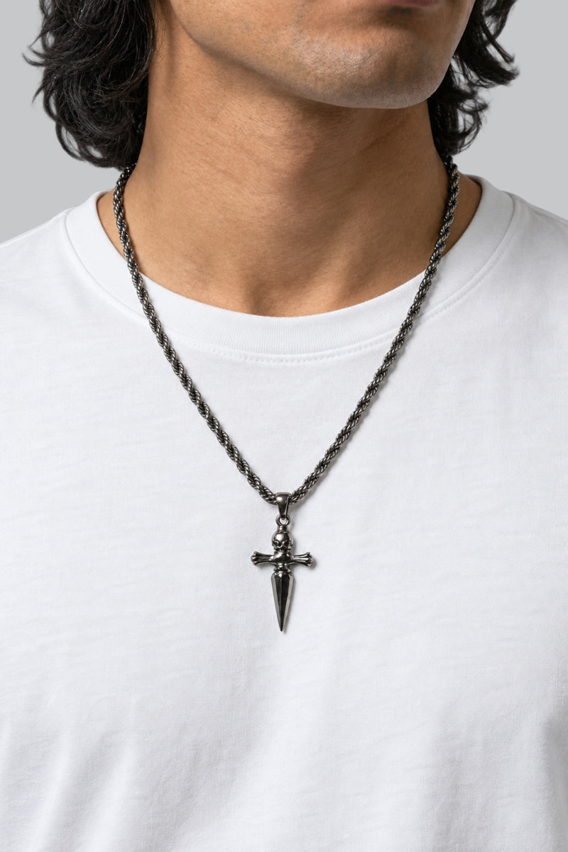 Collier Épée Punk — vue portée sur fond gris