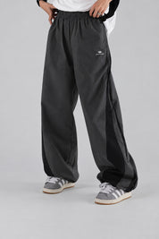 Jogging Y2K édition 'Shadow Sport', vue de face, sur fond studio gris clair.