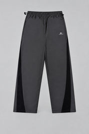 Jogging Y2K édition 'Shadow Sport', vue du pantalon à plat, sur fond studio gris clair.