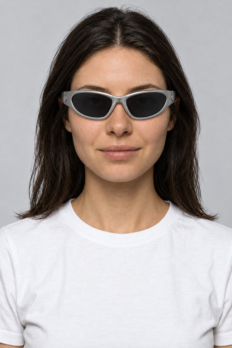 Lunettes Sport Punk — portées par notre modèle femme