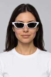 Lunettes Rétro Blanc — portées par notre modèle femme