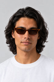 Lunettes Léopard Années 2000 — portées par notre modèle homme