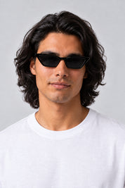 Lunettes Gothique Noir — portées par notre modèle homme