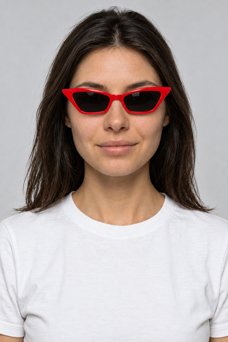 Lunettes Vintage Rouge — portées par notre modèle femme