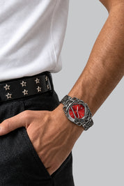 Montre Punk Argent Rouge — vue portée sur fond gris