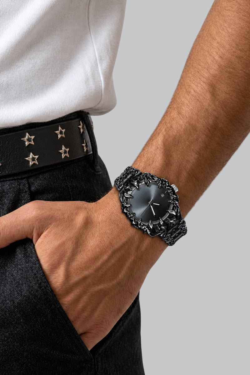 Montre Sport Gothique Noir — vue portée sur fond gris