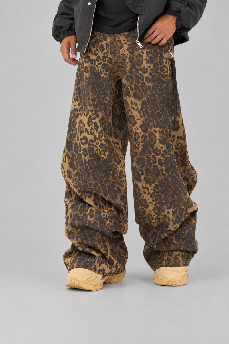 Pantalon Y2K édition 'Leopard Wild', vue de trois quarts avant, sur fond studio gris clair.