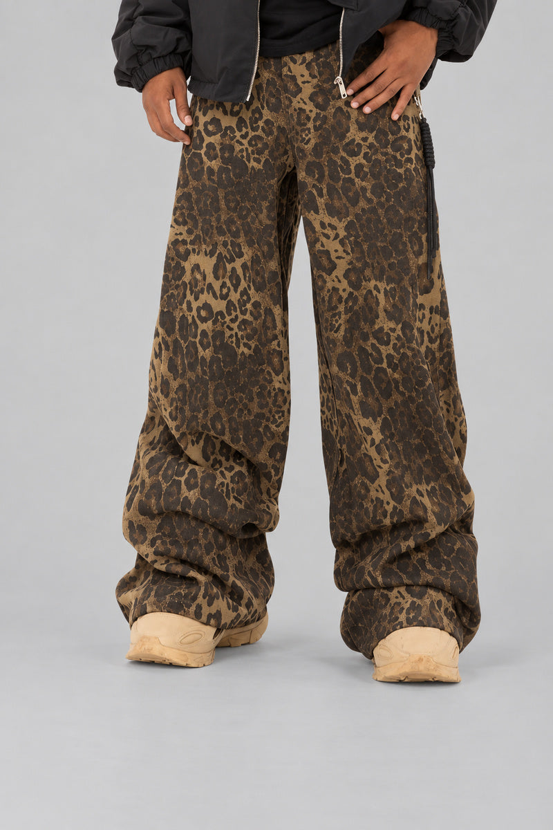 Pantalon Y2K édition 'Leopard Wild', vue de face, sur fond studio gris clair.