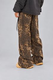 Pantalon Y2K édition 'Leopard Wild', vue de dos, sur fond studio gris clair.