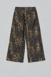 Pantalon Y2K édition 'Leopard Wild', vue du pantalon à plat, sur fond studio gris clair.