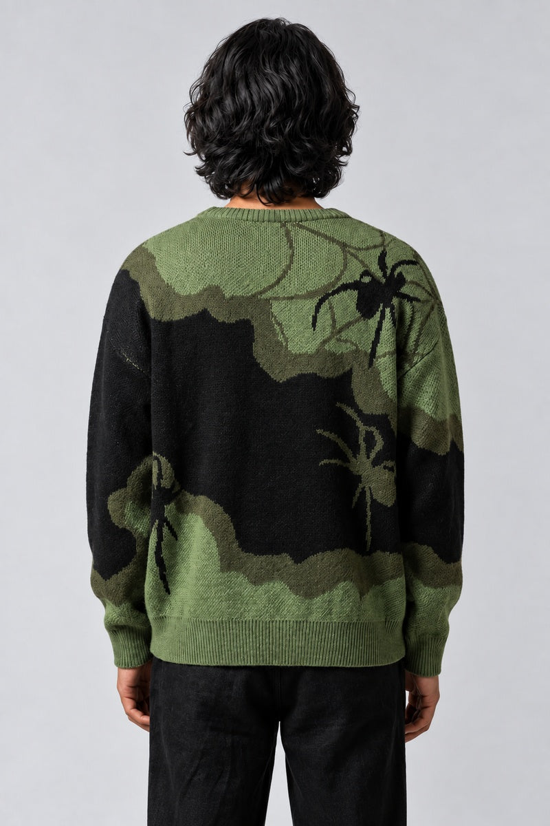 Pull Araignée Patchwork, porté de dos sur fond gris clair