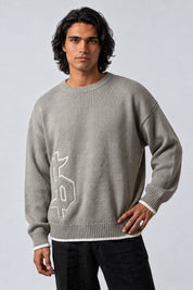 Pull Brodé Streetwear, porté de face sur fond gris clair
