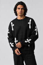 Pull Croix Destroy, porté de face sur fond gris clair