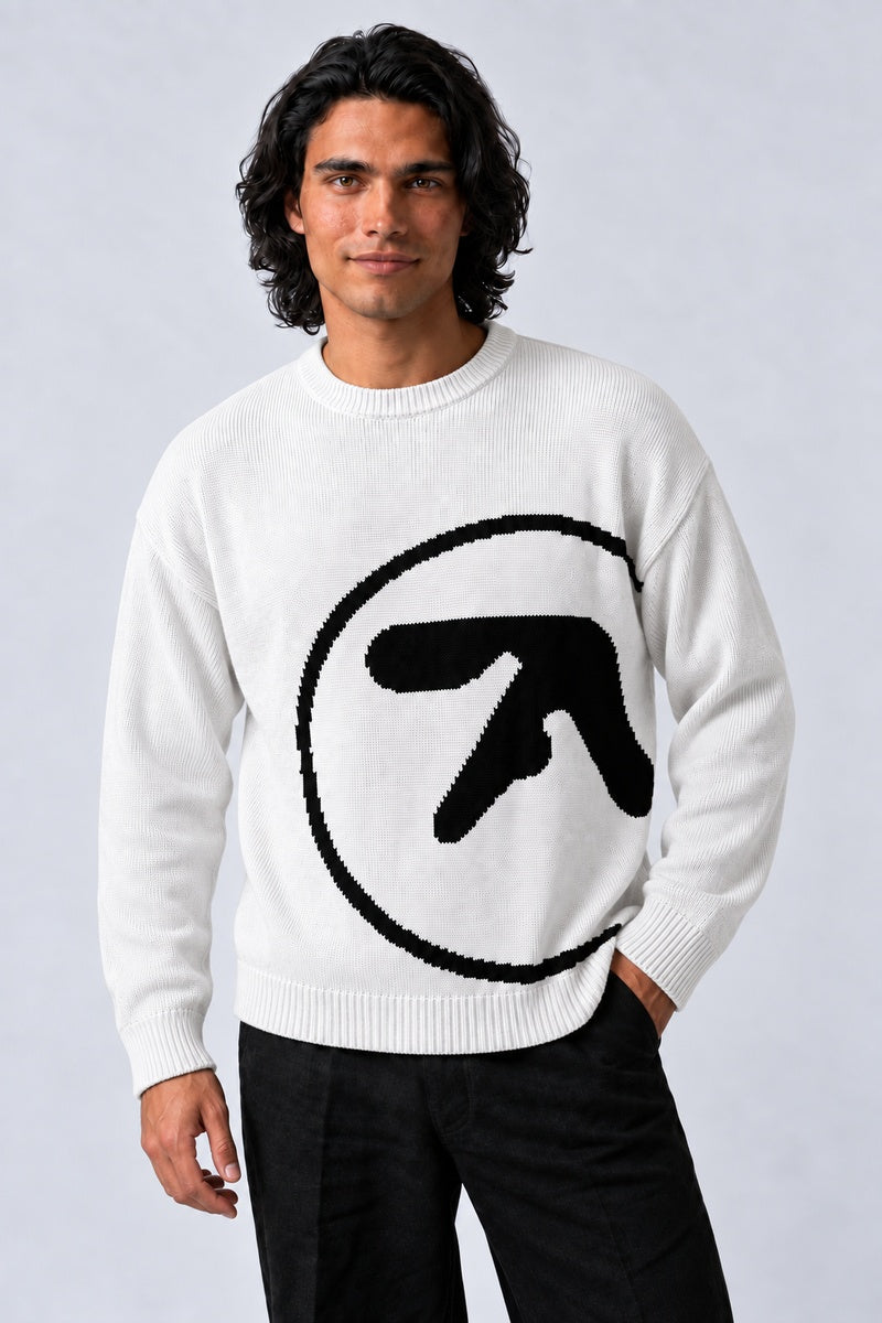 Pull blanc à emblème noir, porté de face sur fond gris clair — Y2K CLUB