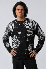 Pull Étoilé Grunge, porté de face sur fond gris clair