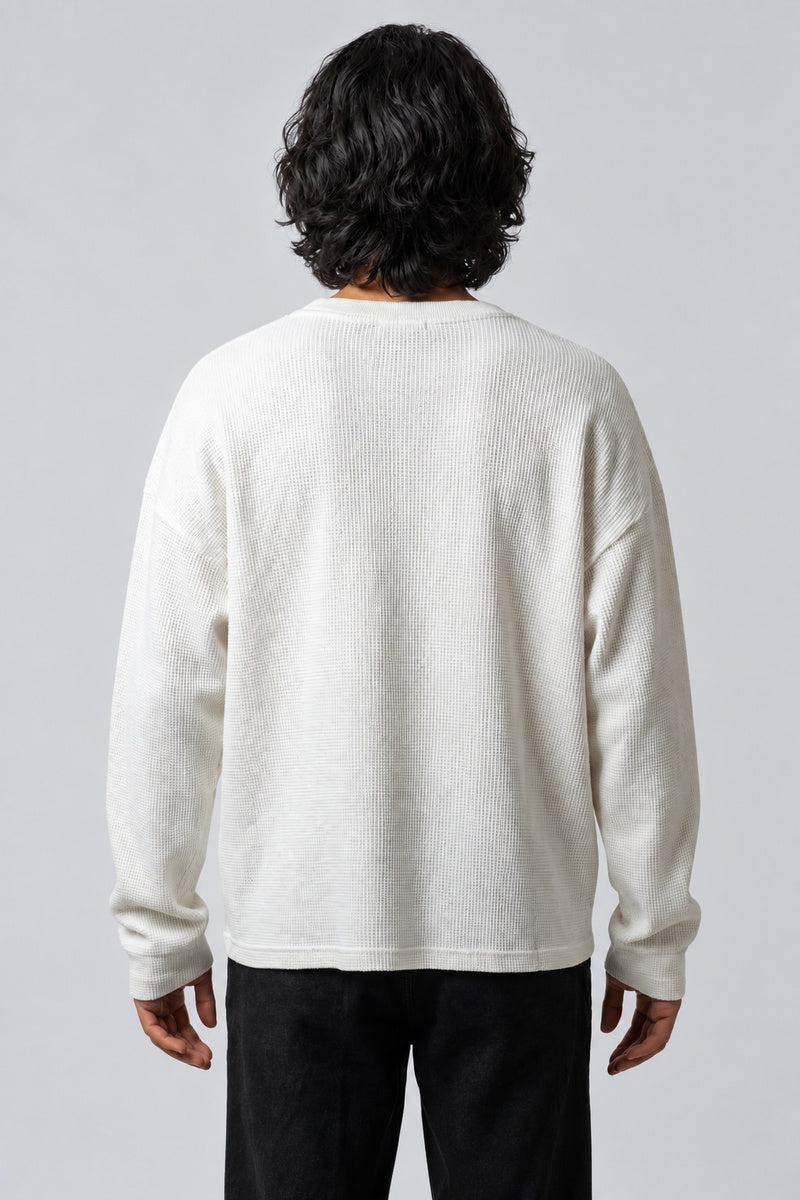 Pull Graphic Lettrage Oversize, porté de dos sur fond gris clair