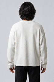 Pull Graphic Lettrage Oversize, porté de dos sur fond gris clair