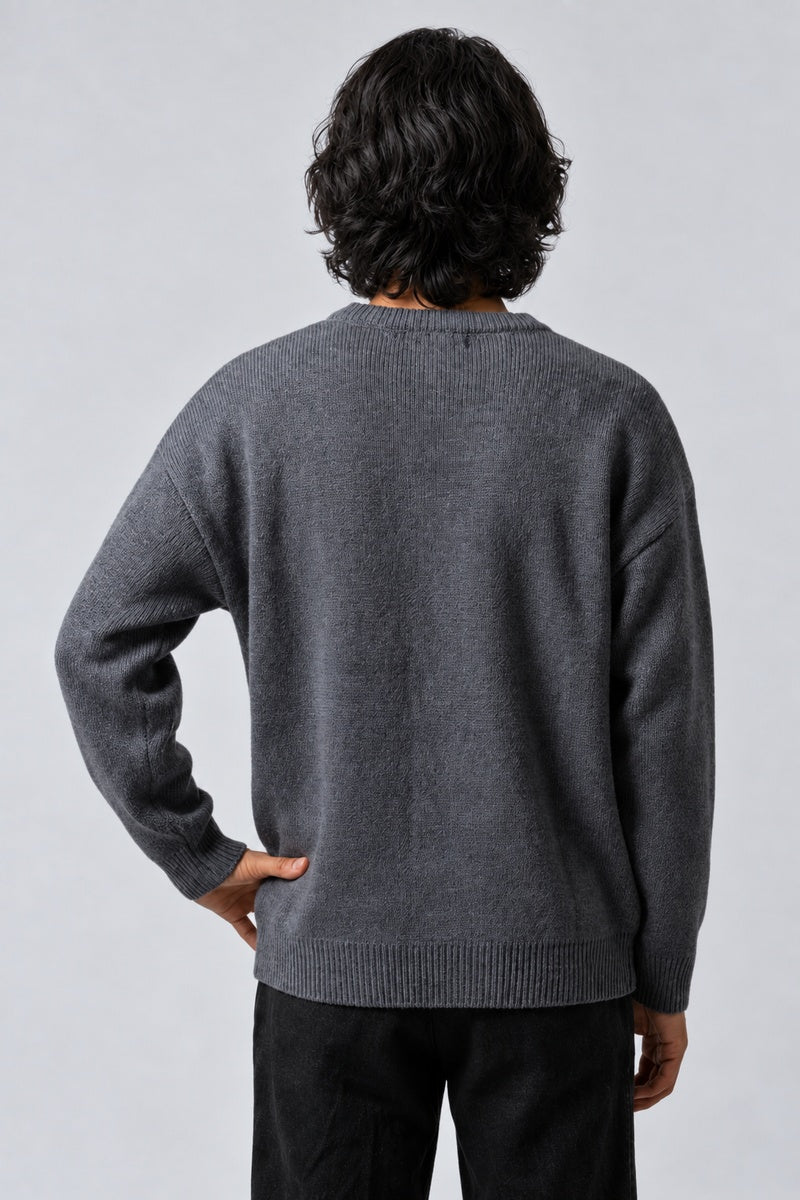 Pull Jacquard Irrégulier, porté de dos sur fond gris clair
