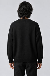 Pull Tricot Col V Rayures, porté de dos sur fond gris clair