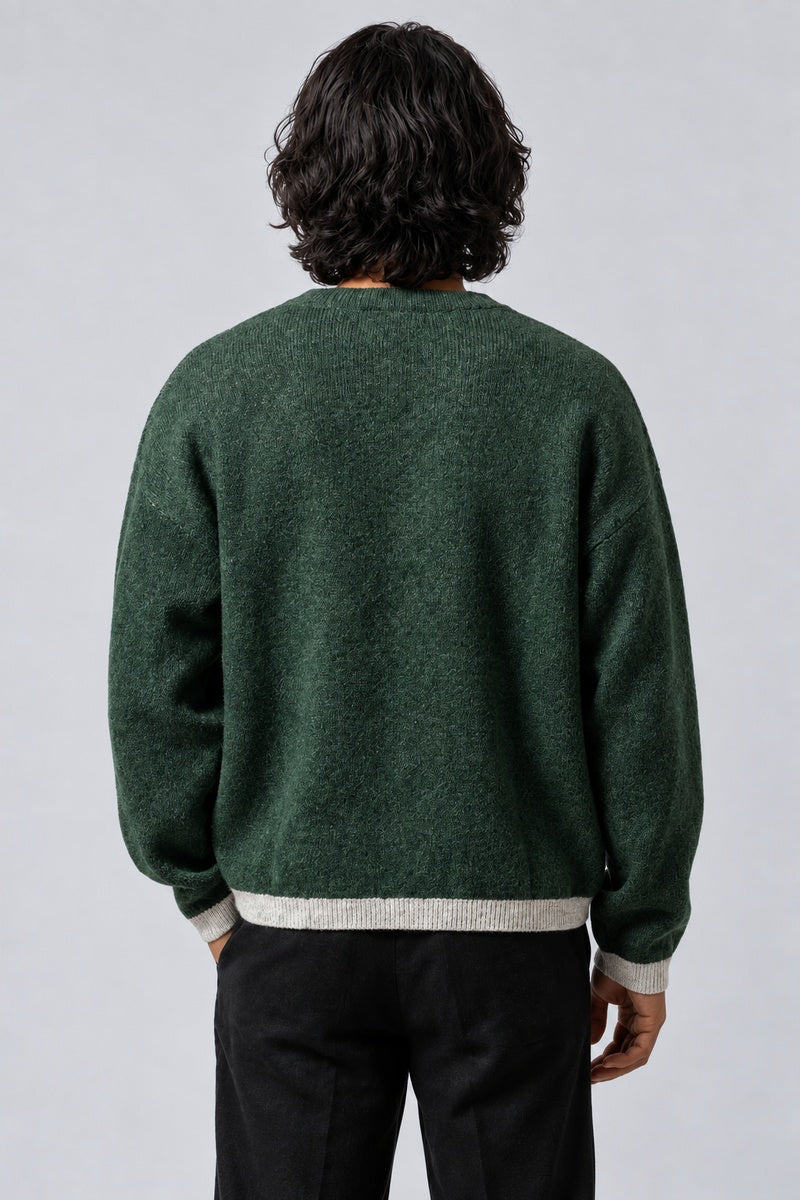 Pull Tricot Gothique, porté de dos sur fond gris clair