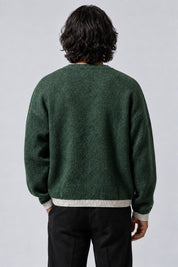 Pull Tricot Gothique, porté de dos sur fond gris clair